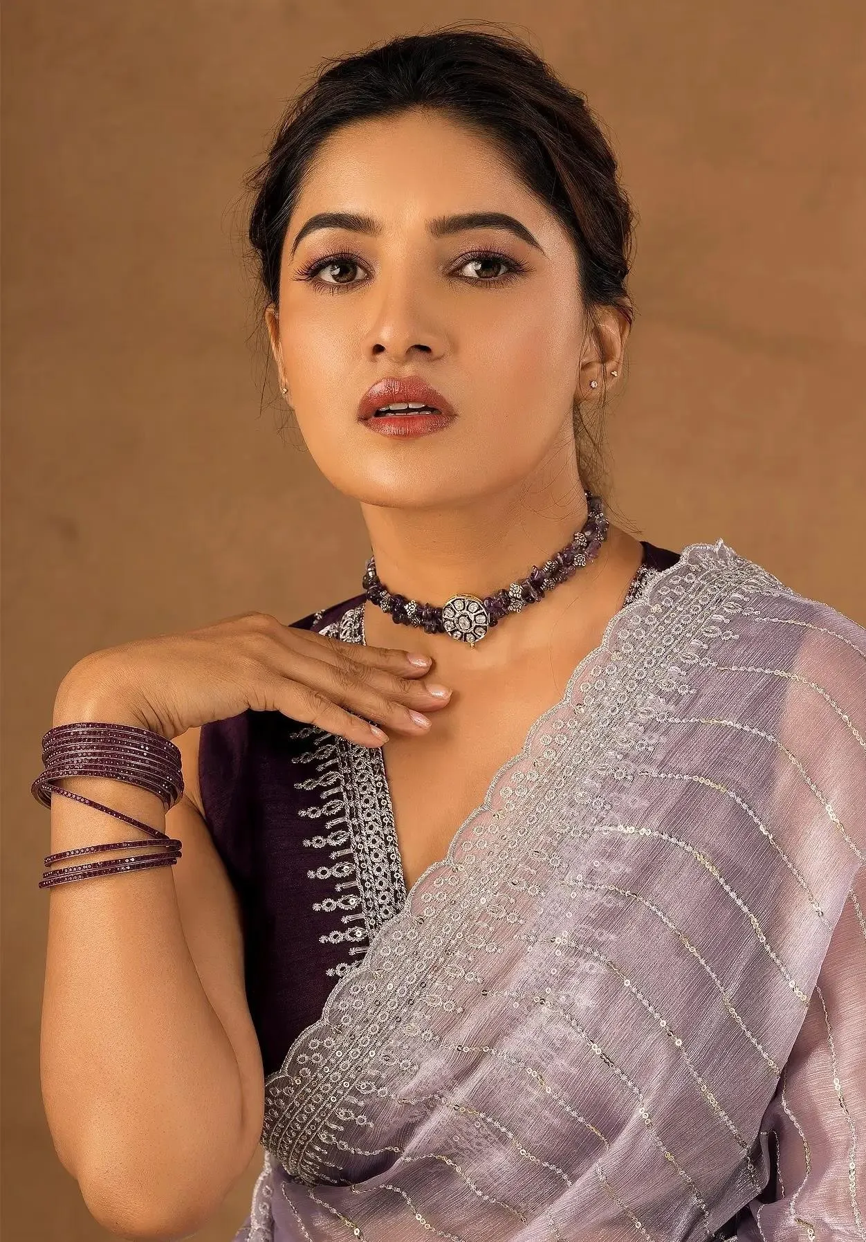 Vani Bhojan in Silver Saree Posing with Graceful Style Image