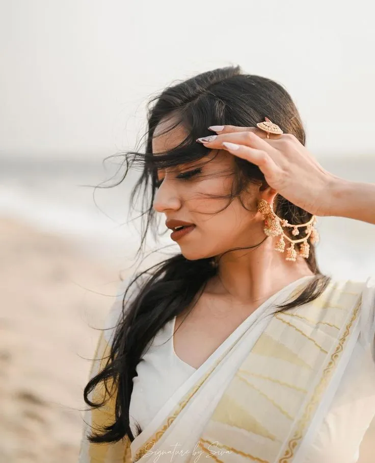 Woman dressed in a traditional Kerala Kasavu saree wallpaper