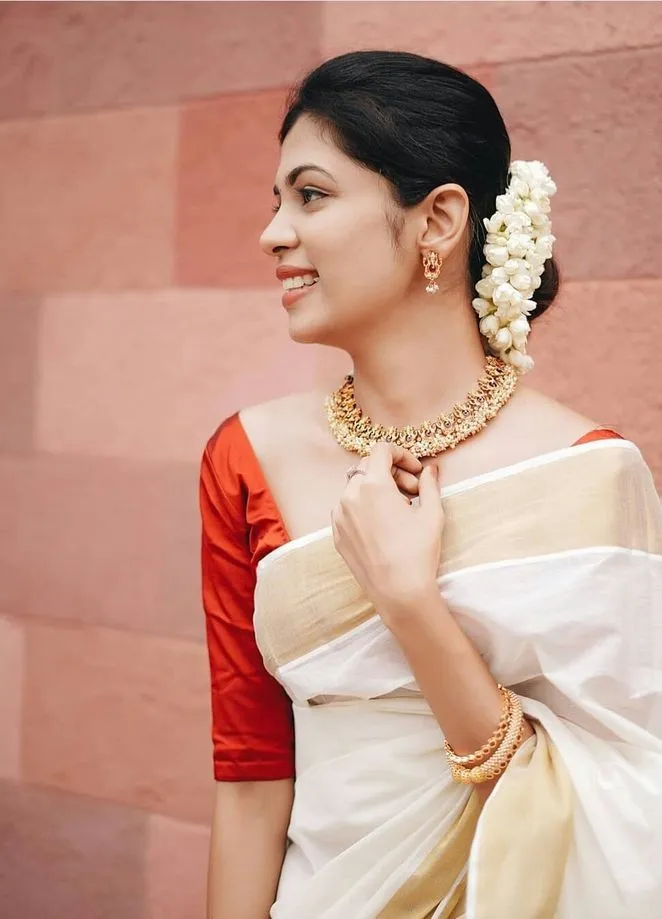 woman wearing a traditional Kerala neriyal Saree wallpaper