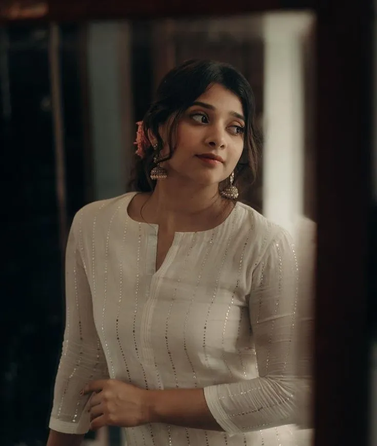 Young woman in a Kurti and looking sideways free wallpaper