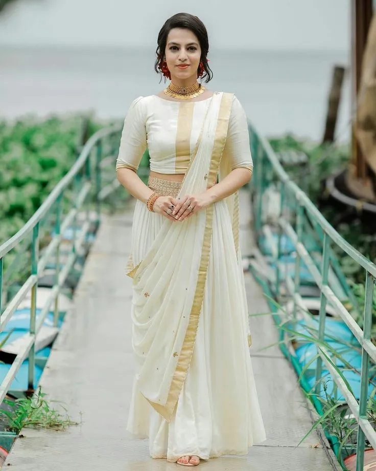 Young woman wearing a Kerala Kasavu Set Mundu free wallpaper