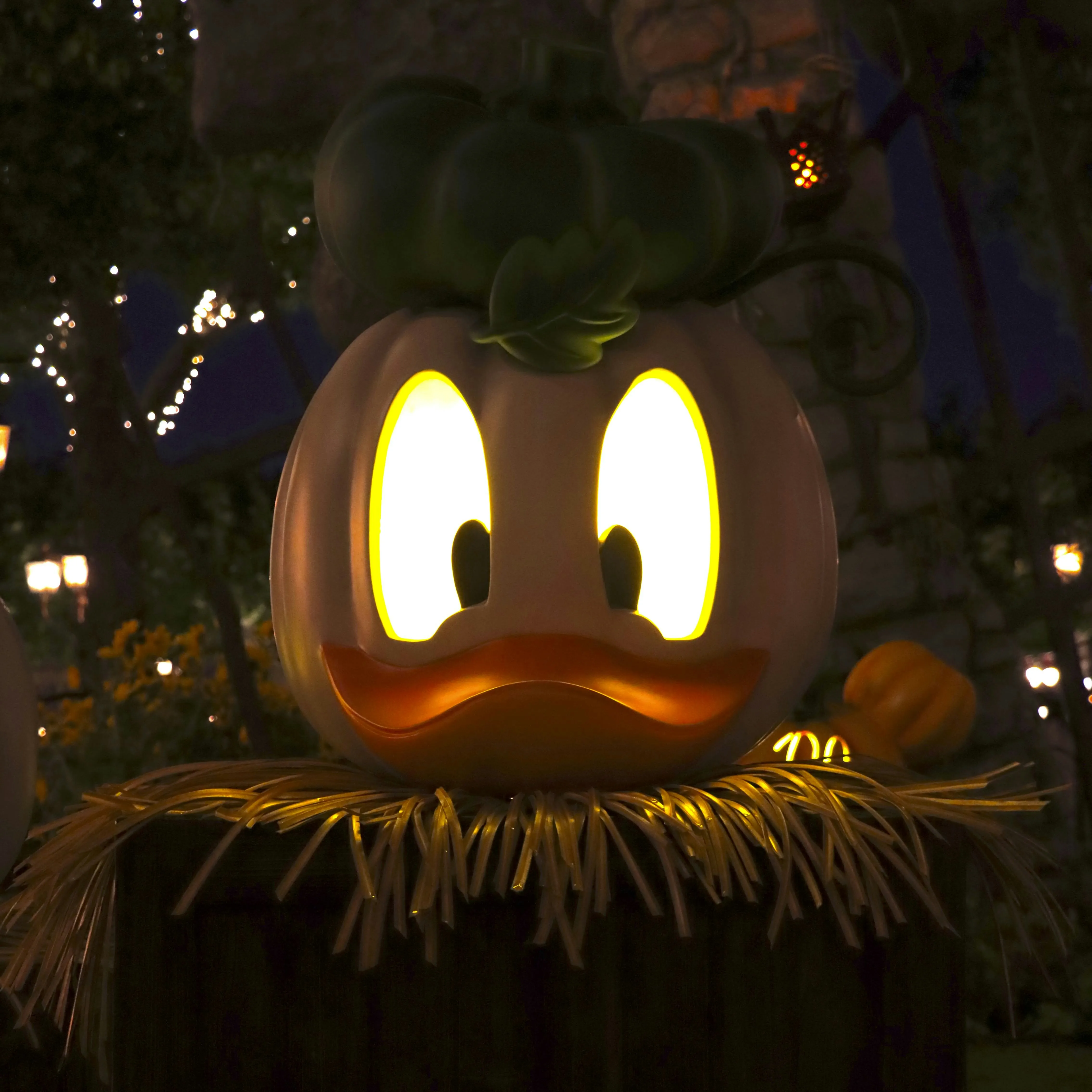 Animated Glowing Pumpkin Head with Big Eyes Wallpaper HD