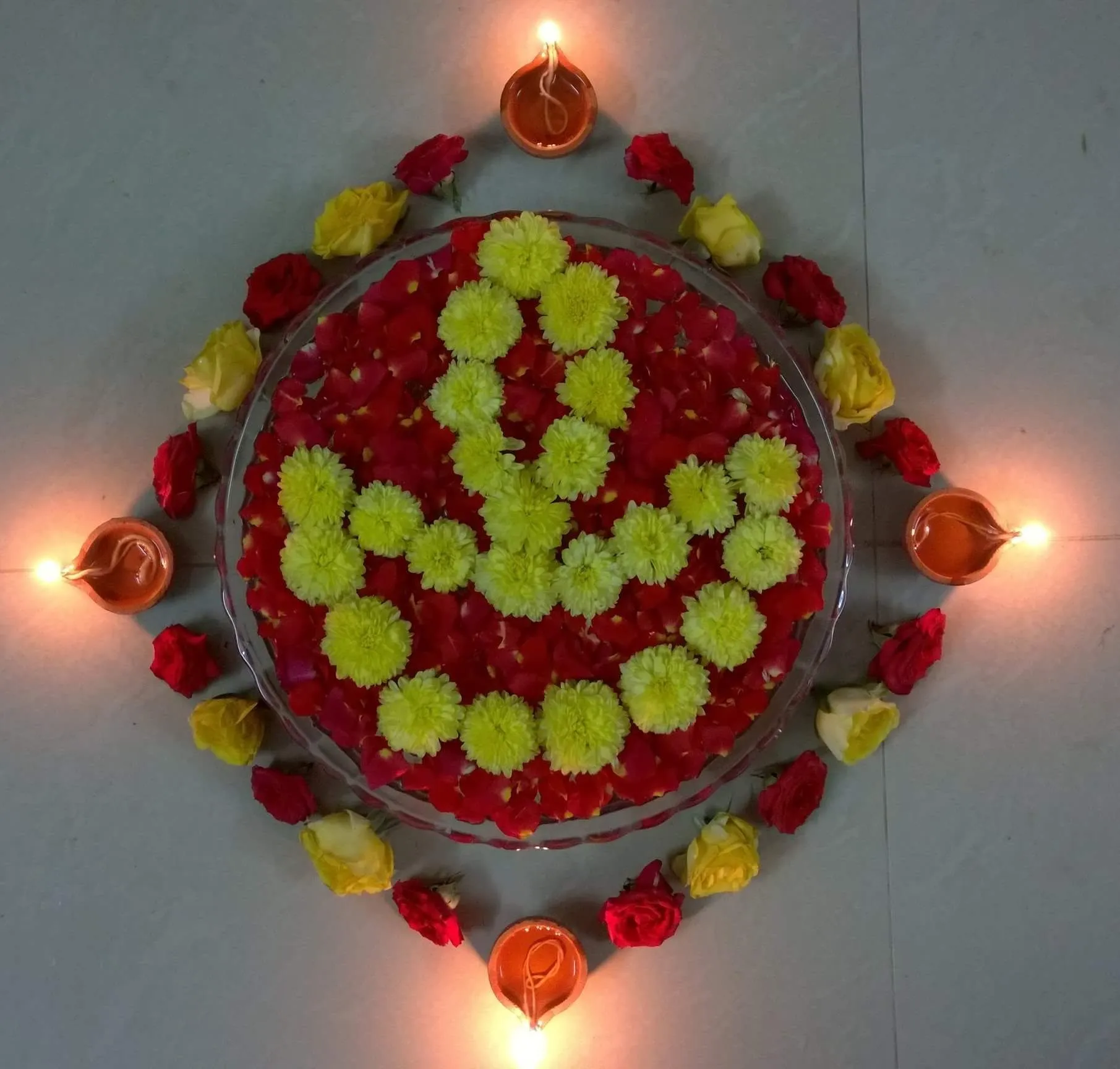 Bowl with flowers arranged in a traditional lamp pattern