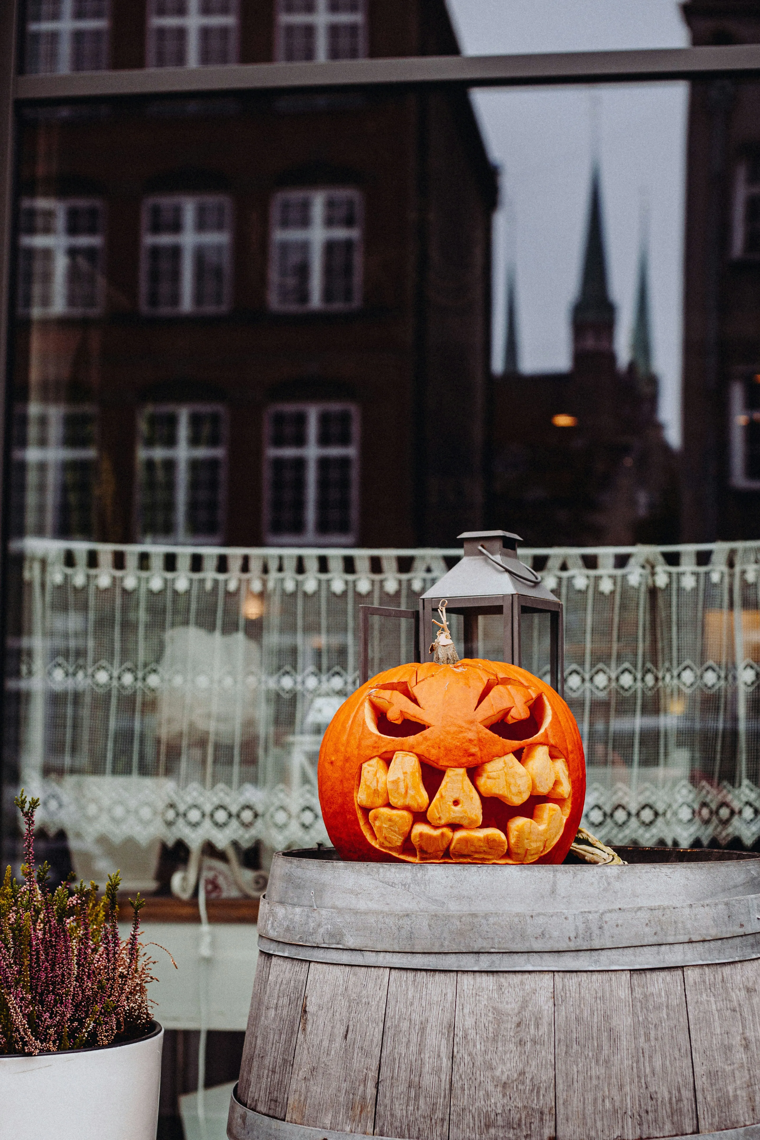 Classic Jack O Lantern in Urban Halloween Scene Wallpaper