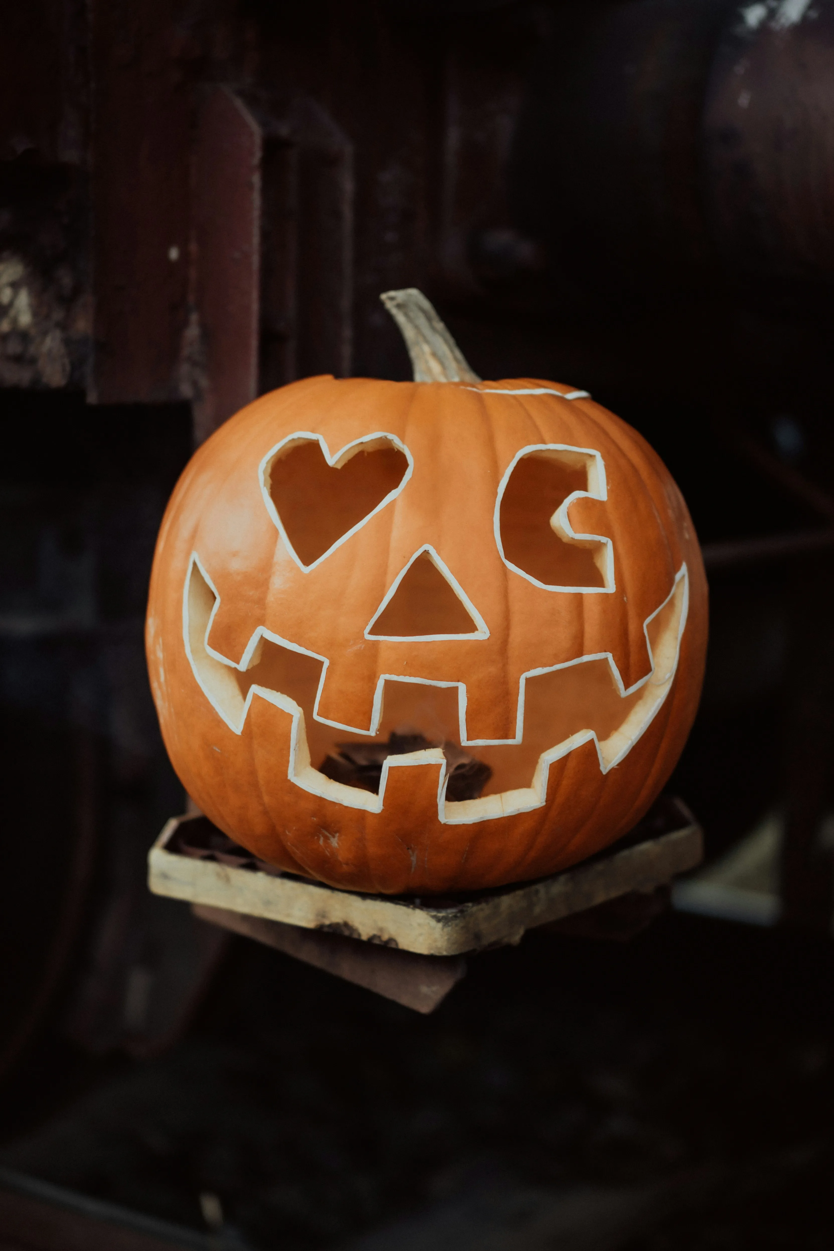 Classic Jack O Lantern with Lit Face Design Wallpaper