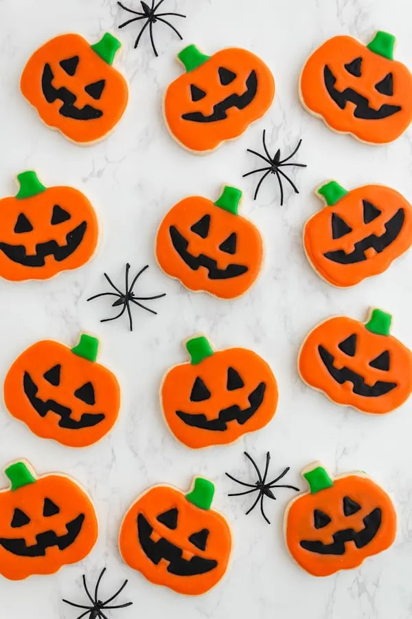 Cute Smiling Pumpkin Faces with Spiders For Halloween HD