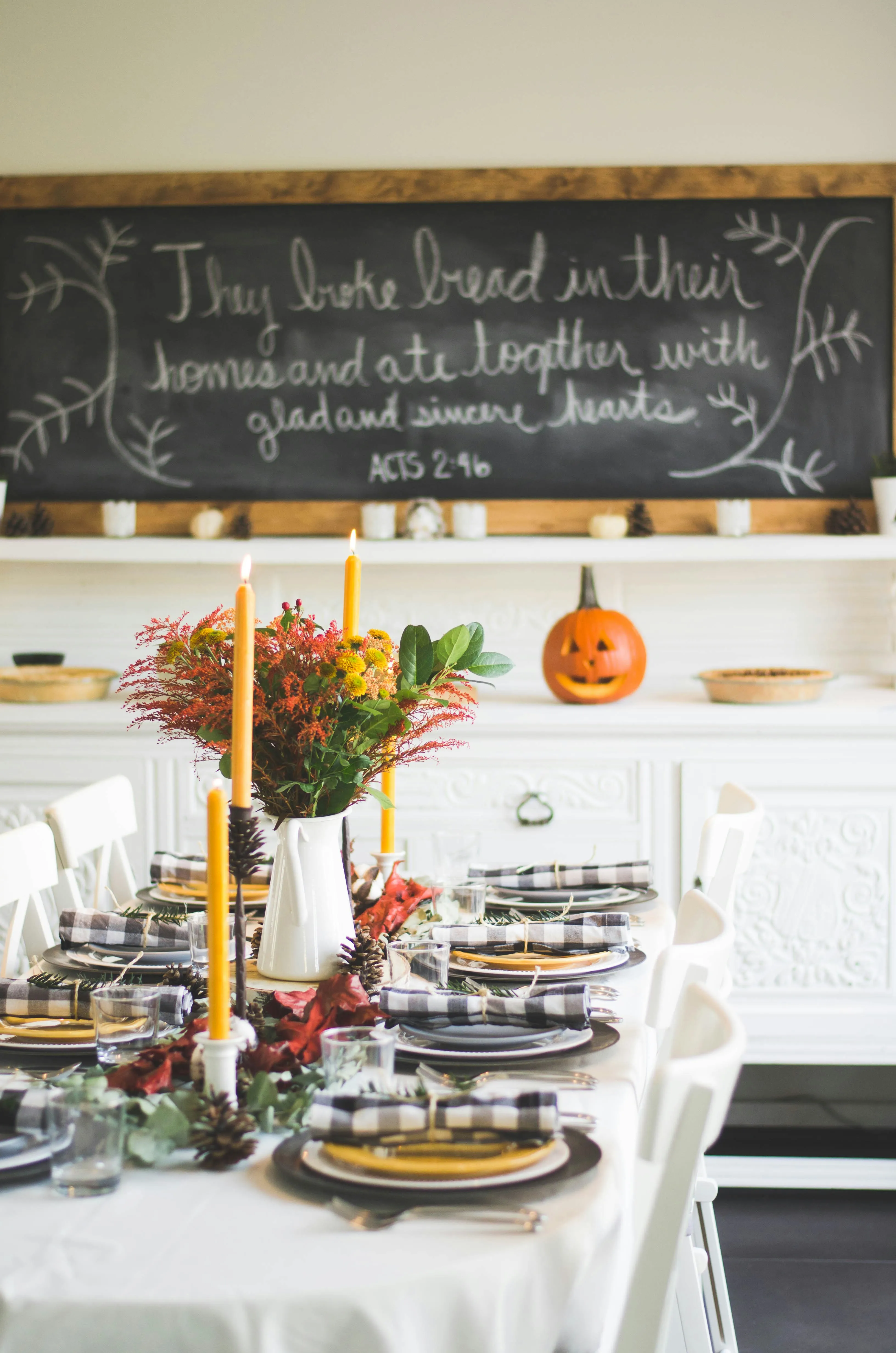 Festive Halloween Dinner Table Decor with Pumpkin Theme