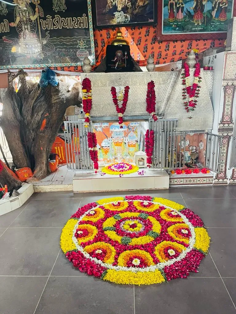 Floral circular pookolam design for Temple decoration HD