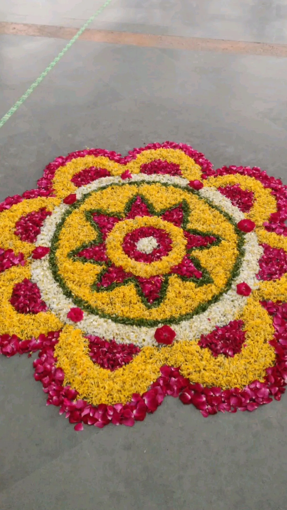 Flower shape Athapokolam with rose petal border Wallpaper