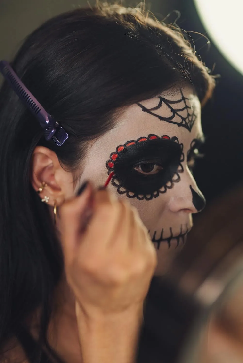 Girl Appyling Sugar skull makeup side profile HD Wallpaper