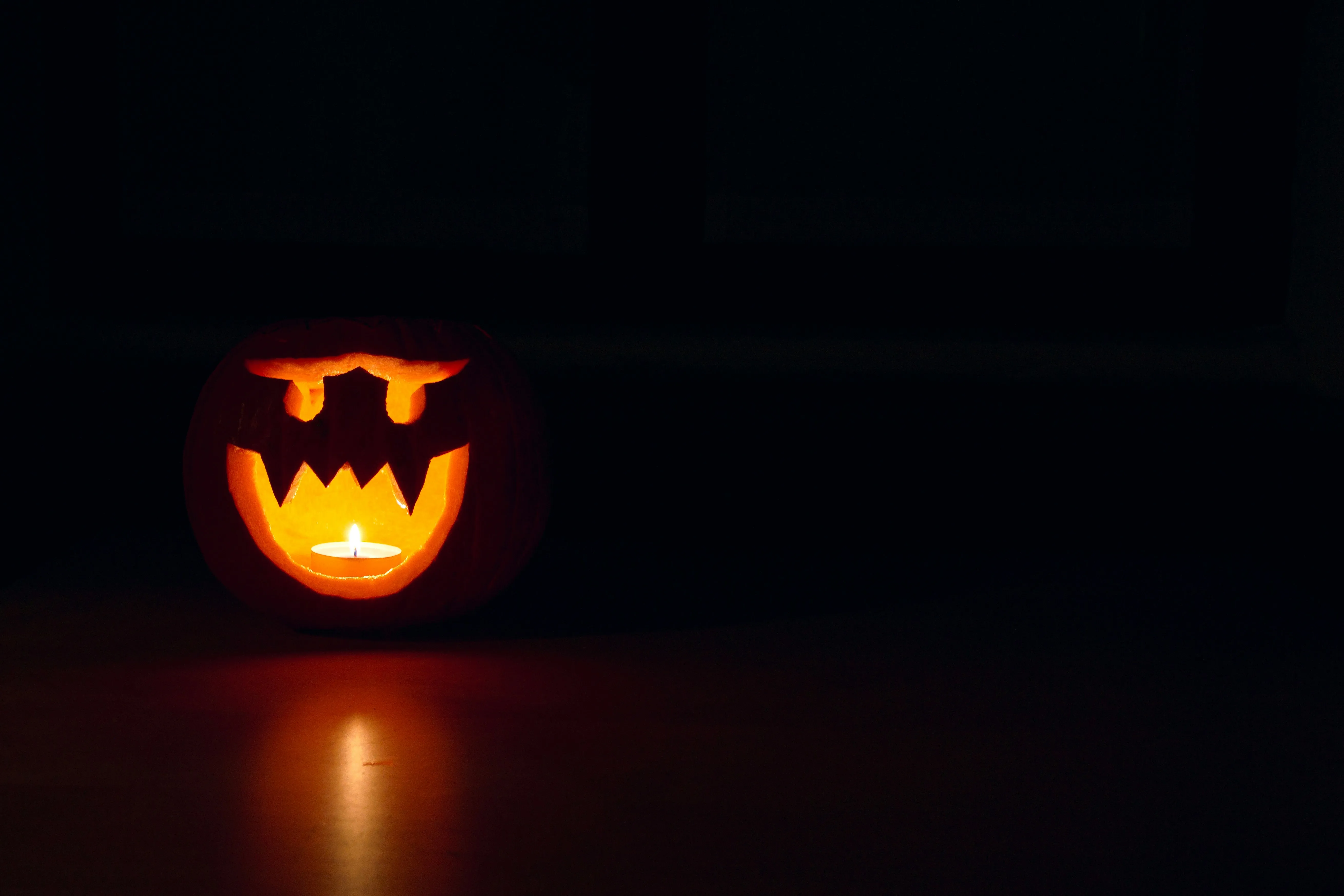 Glowing Jack O Lantern in Dark Room Free HD Wallpaper