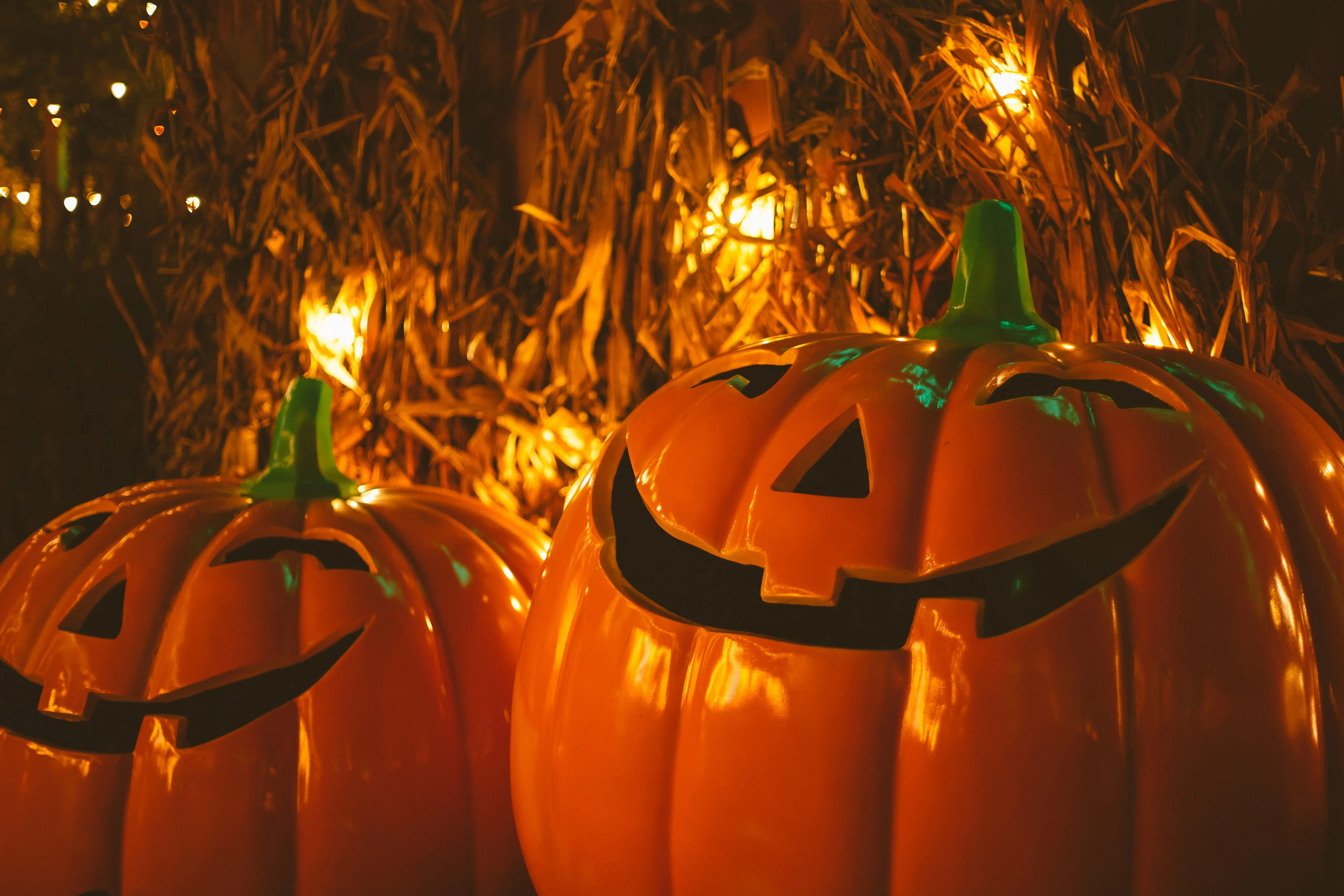 Group Of Glowing Pumpkins at Night Halloween Party Wallpaper