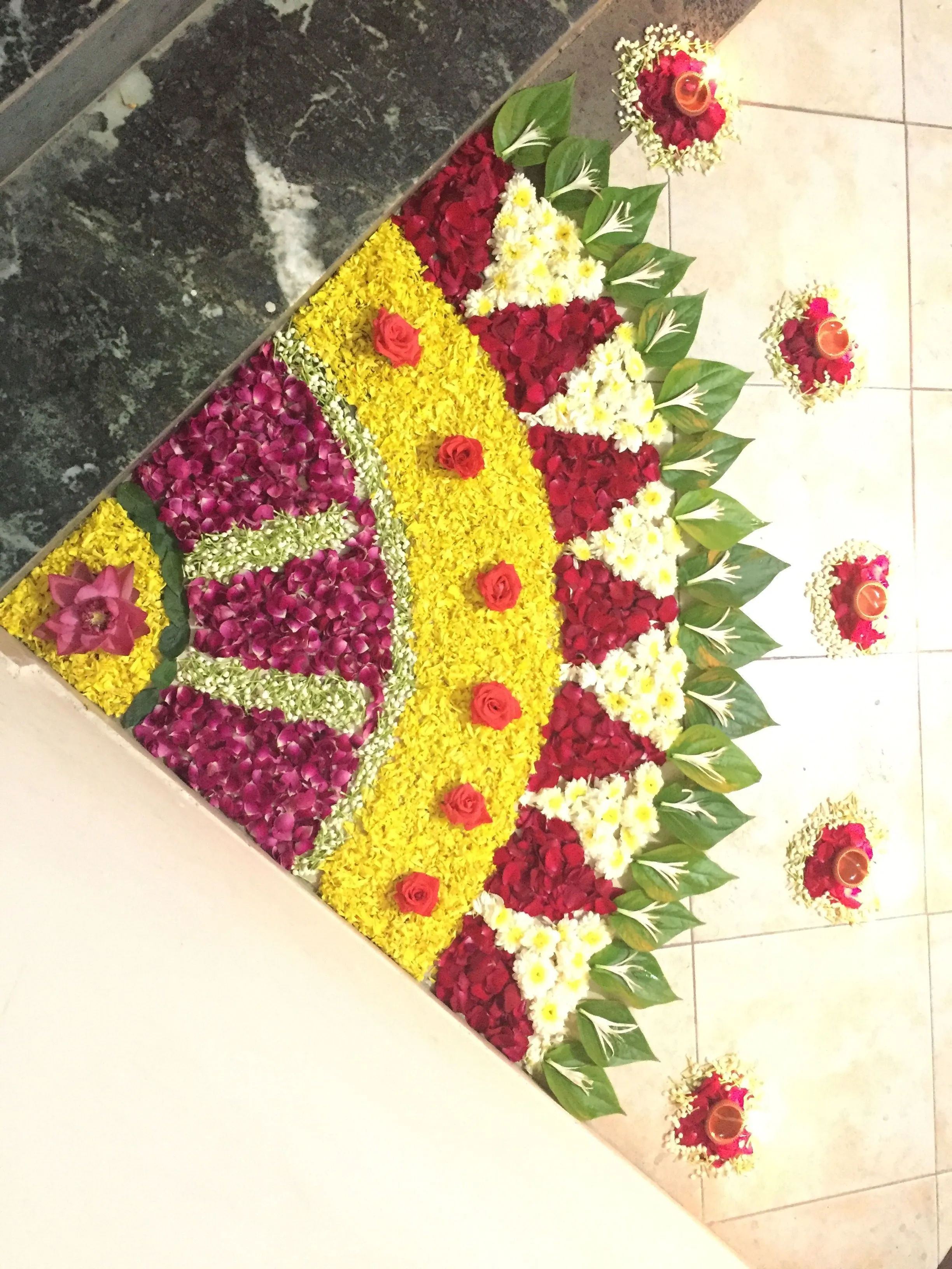 Half circle Athapookolam with roses and leaves Wallpaper