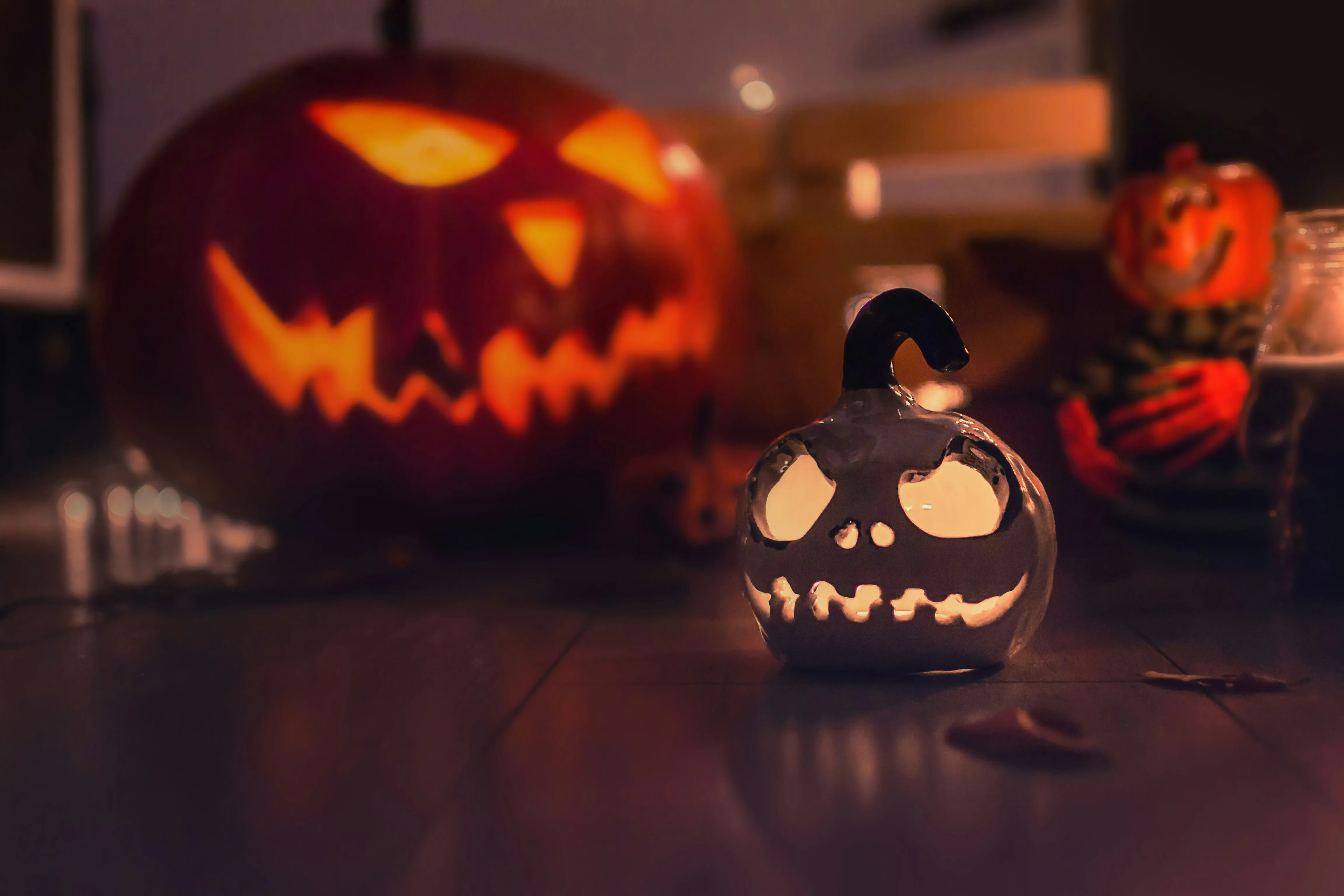 Halloween Table Decor with Carved Pumpkin and Mini Pumpkin