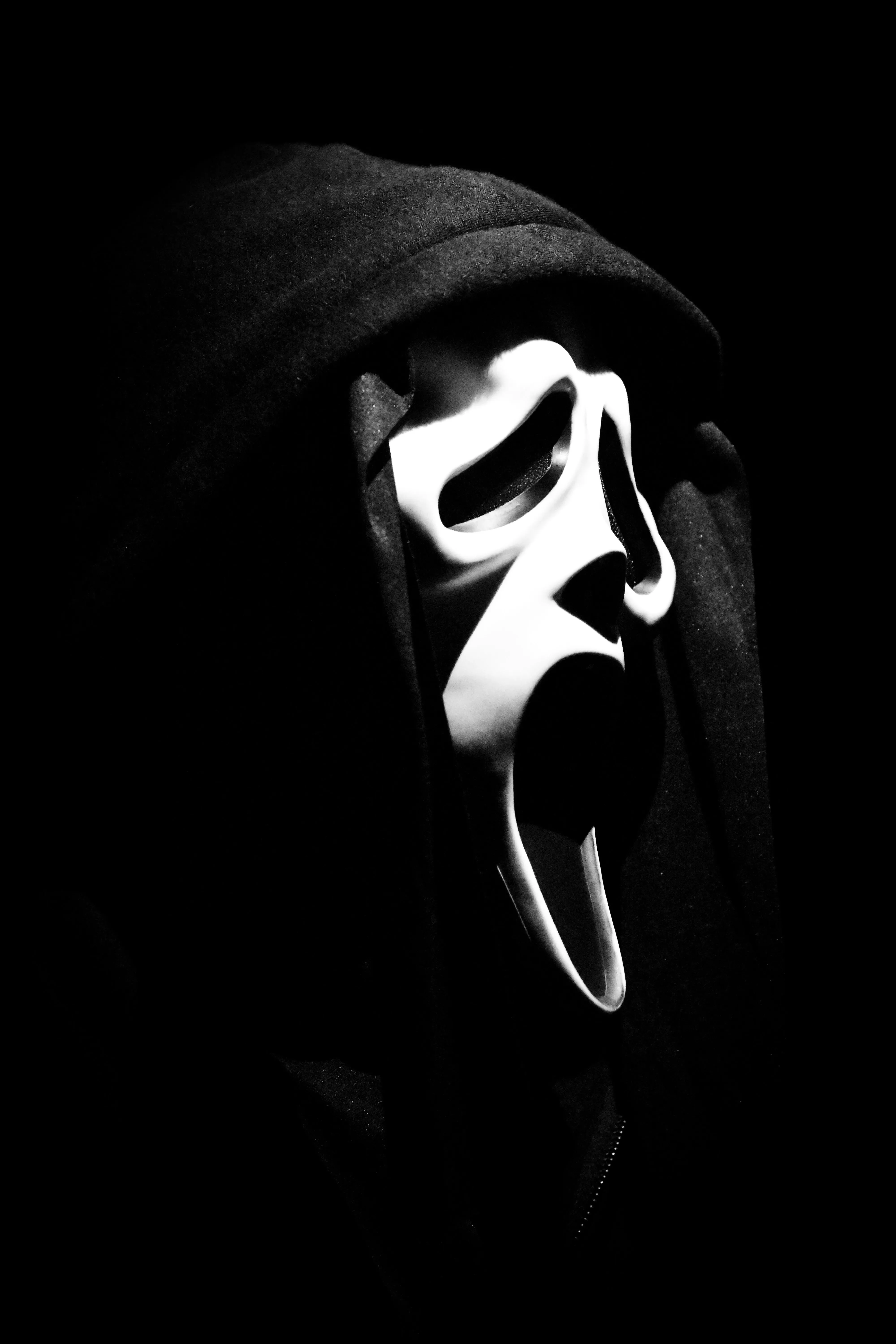 Iconic Scream Mask for Halloween Costume HD Wallpaper