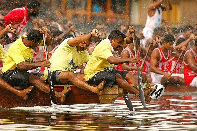 Intense boat race of men in Kerala snake boat race wallpaper