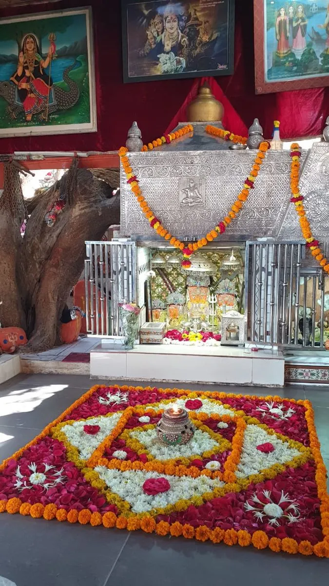 Onam Kolam decoration in front of the Temple Wallpaper
