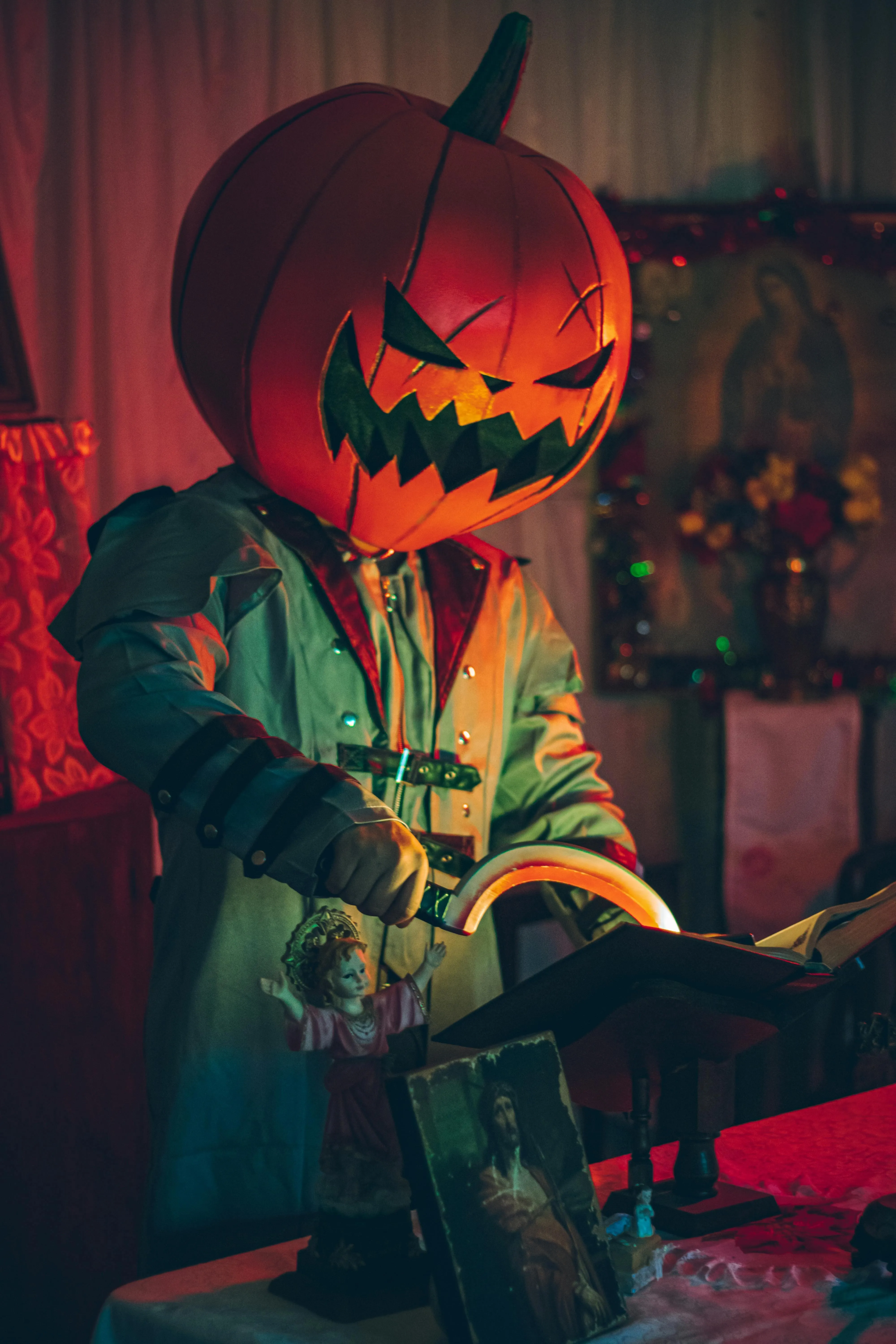 Pumpkin Head Bartender doing creepy things at Halloween Bar