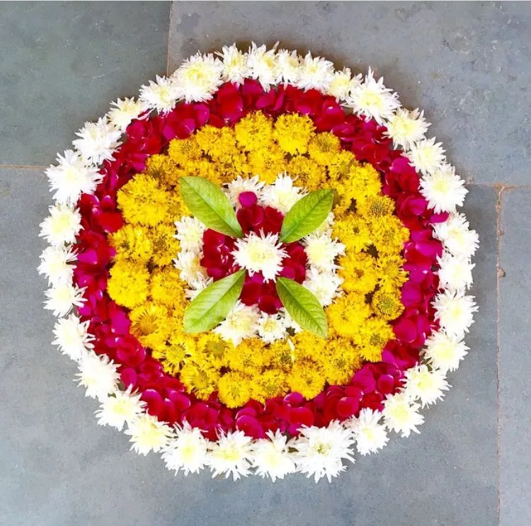 Simple floral pookolam with white daisies border wallpaper