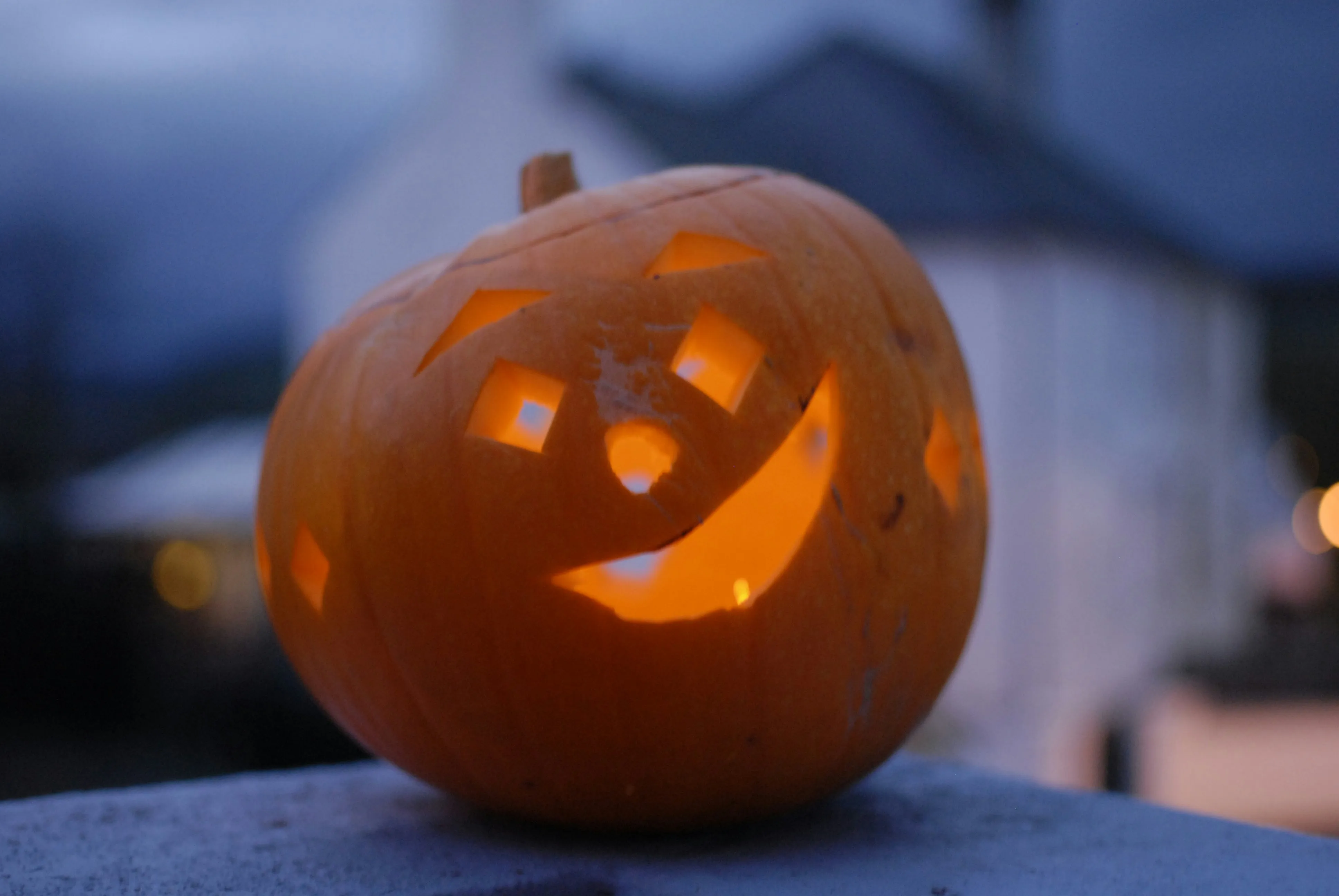 Smiling Jack O Lantern Pumpkin in Twilight HD Wallpaper