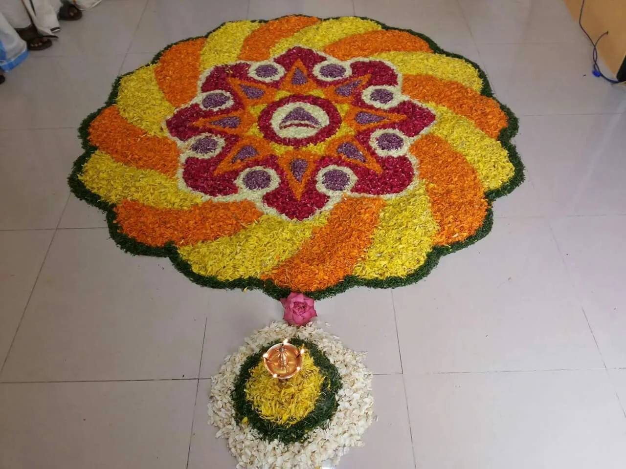 Spiral with alternative petals with a star center pookolam