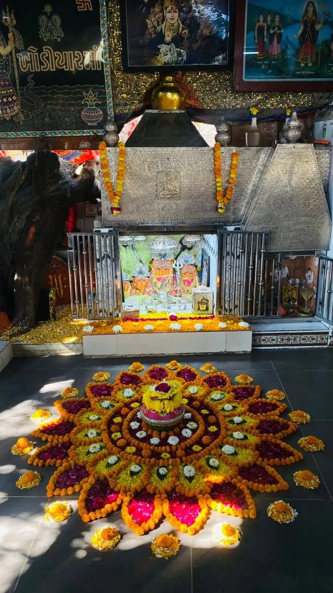 Temple floral pookolam design with a pot centerpiece image