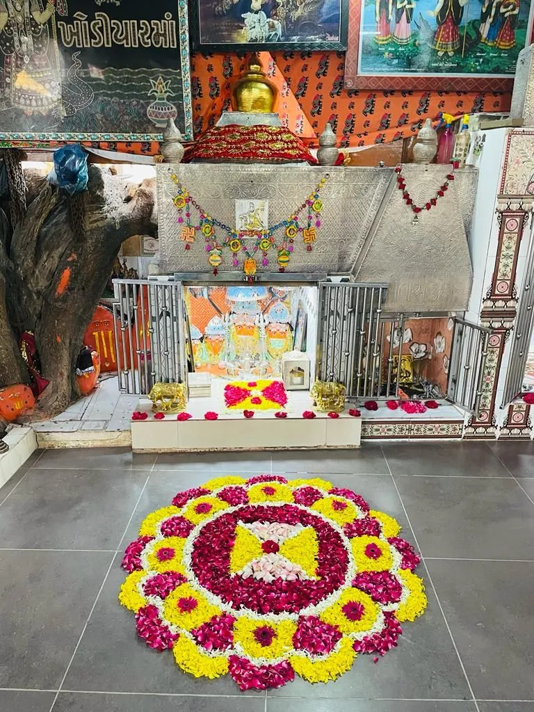 Temple Pookalam design ideas with Rose and Marigold petals