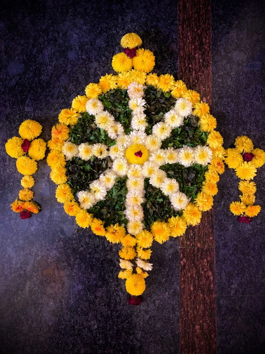 Unique flower pookolam design with Wheel pattern Wallpaper