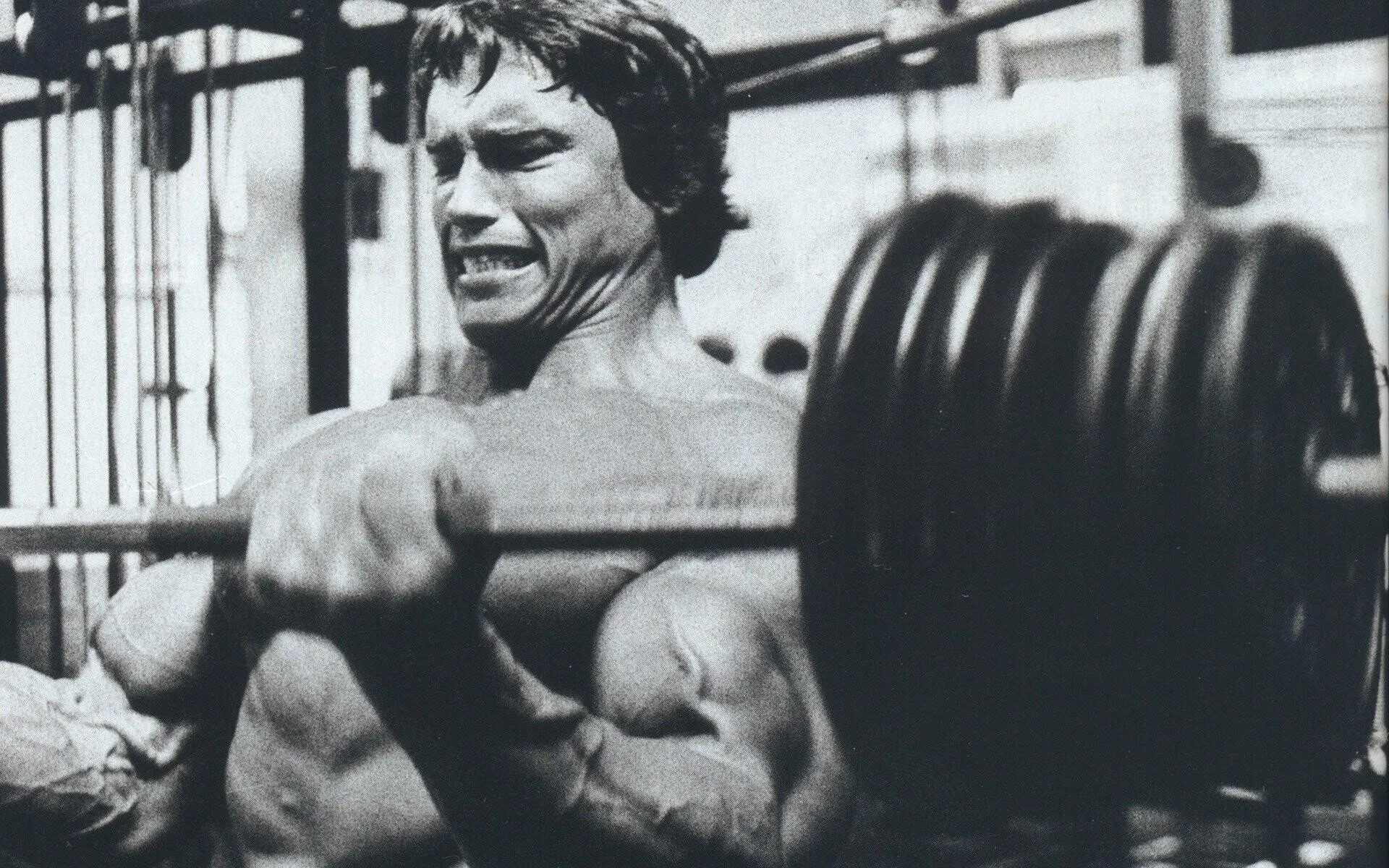Black and White Image of Arolald Lifting a Heavy Barbell