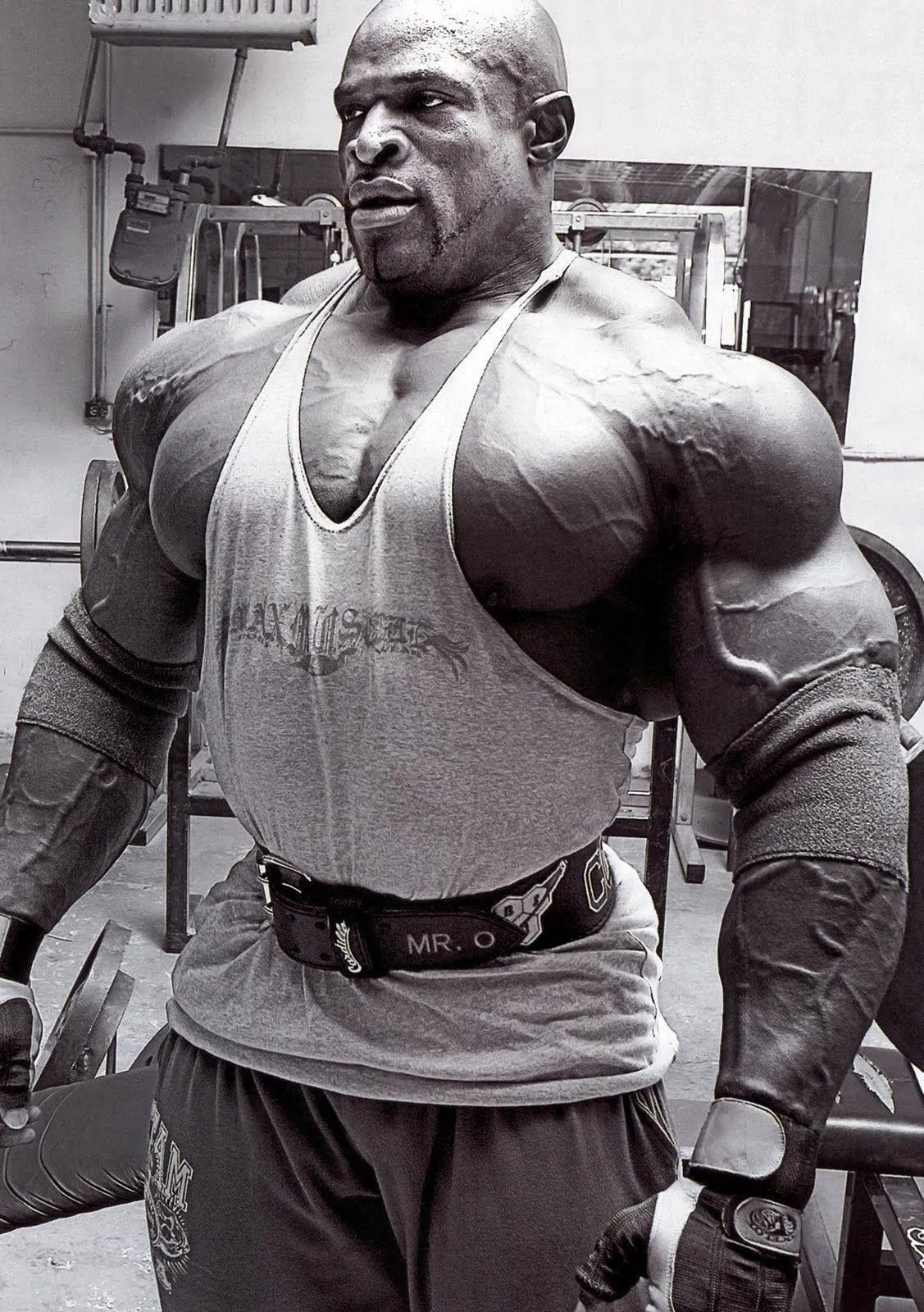 Black and White Portrait of a Massive Bodybuilder Wallpaper