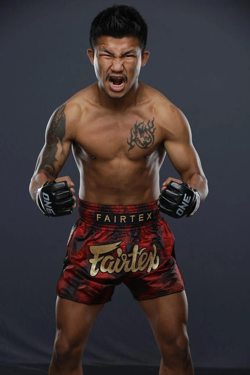 Rodtang Jitmuangnon Is Posing Confidently Before the Fight