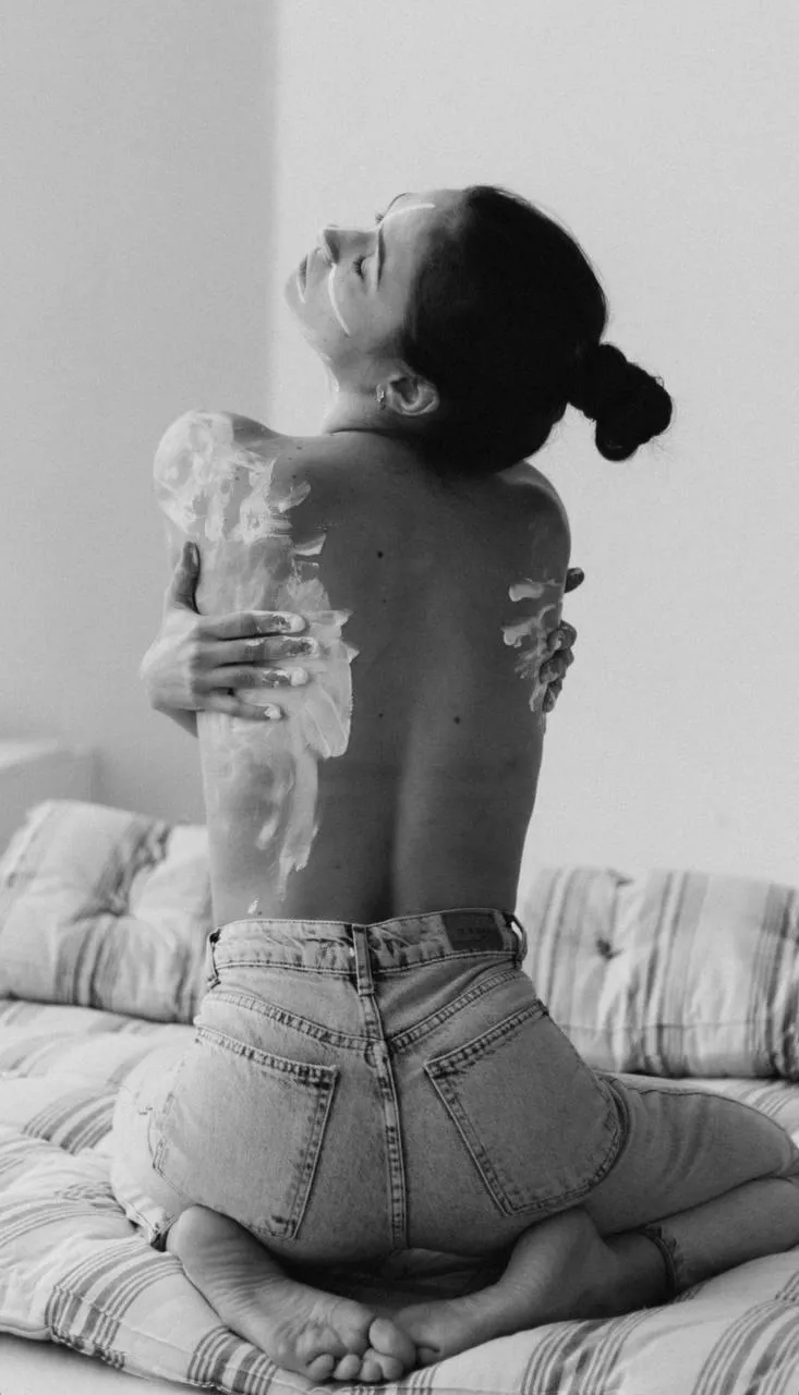 Artistic black and white photo of a woman in jeans Wallpaper