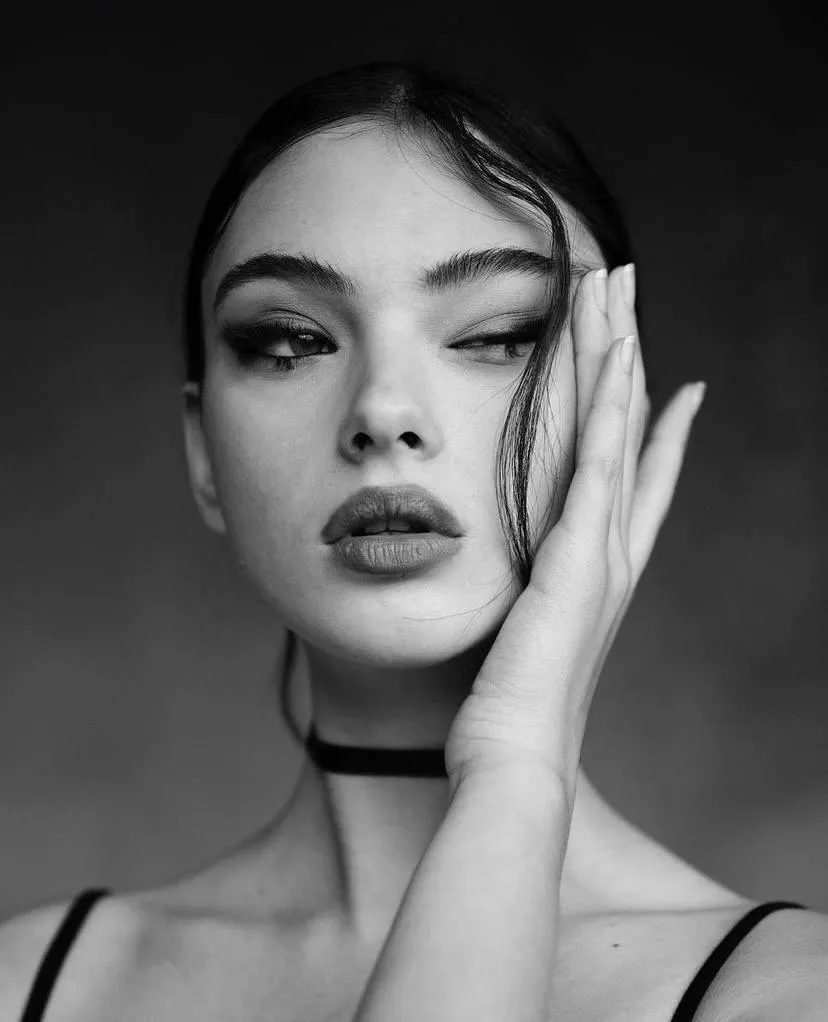 Artistic close up wallpaper of a woman in black and white