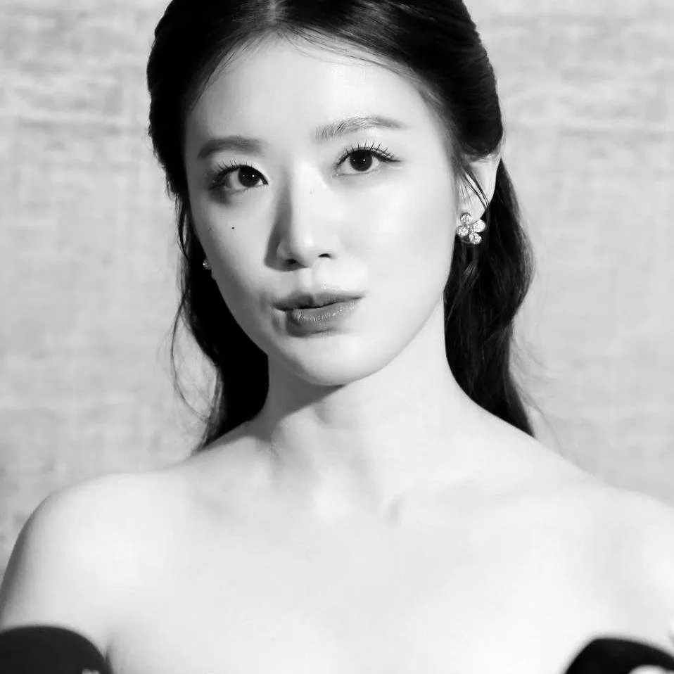 Black and white close up portrait of a beautiful young woman