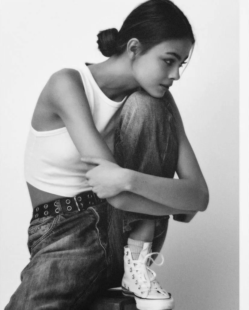 Black and white photo of woman hugging her knees Wallpaper