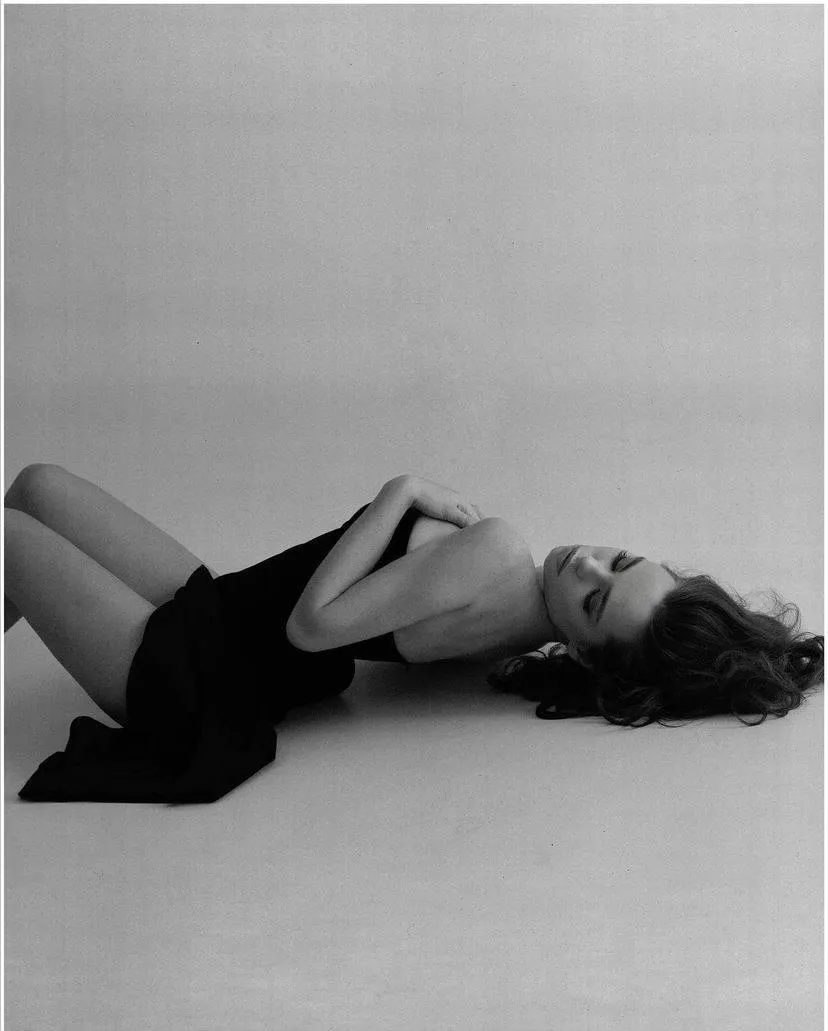 Black and white pose of a woman lying on her back Wallpaper