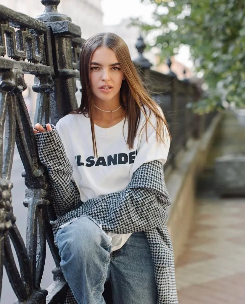 Casual Street Style Look with a Woman in Oversized Sweater