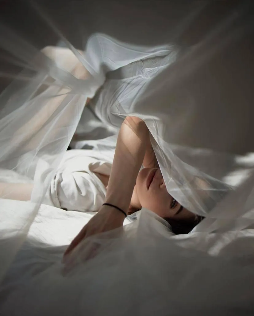 Glamour woman lying on the bed with an artist pose wallpaper