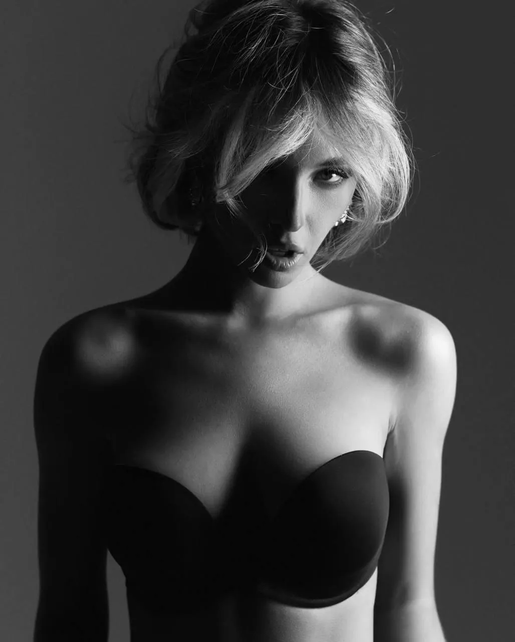 Monochrome image of a woman in a strapless top Wallpaper