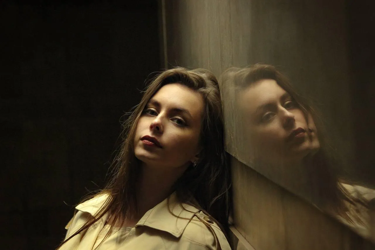 Reflective portrait of a woman near a glass HD Wallpaper