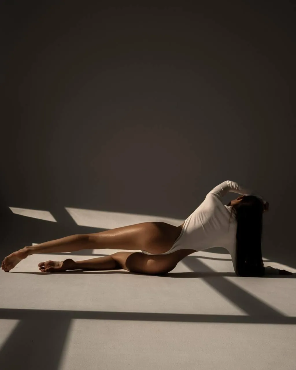 Stunning wallpaper of a woman lying on the studio floor
