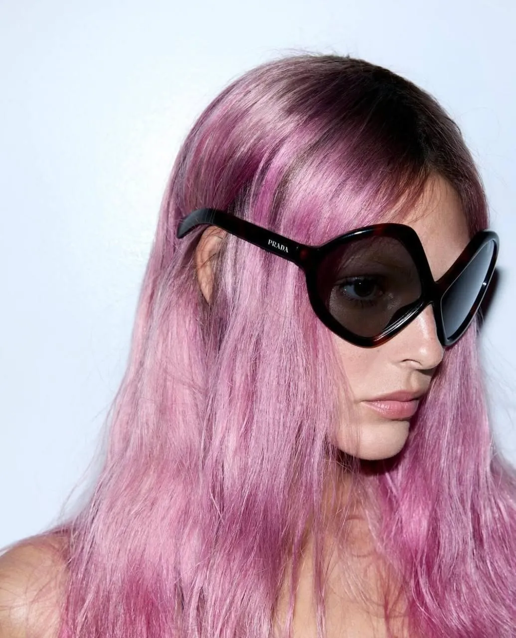 Stylish Woman with Pink Hair And Dark Glasses Free Wallpaper