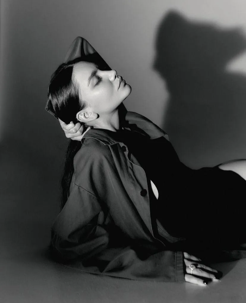 Woman lying on the bed with eyes closed HD free wallpaper