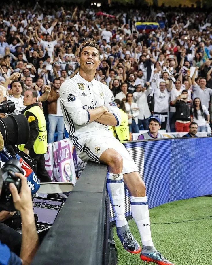 Cristiano Ronaldo Wallpapers With Fans Crowd HD