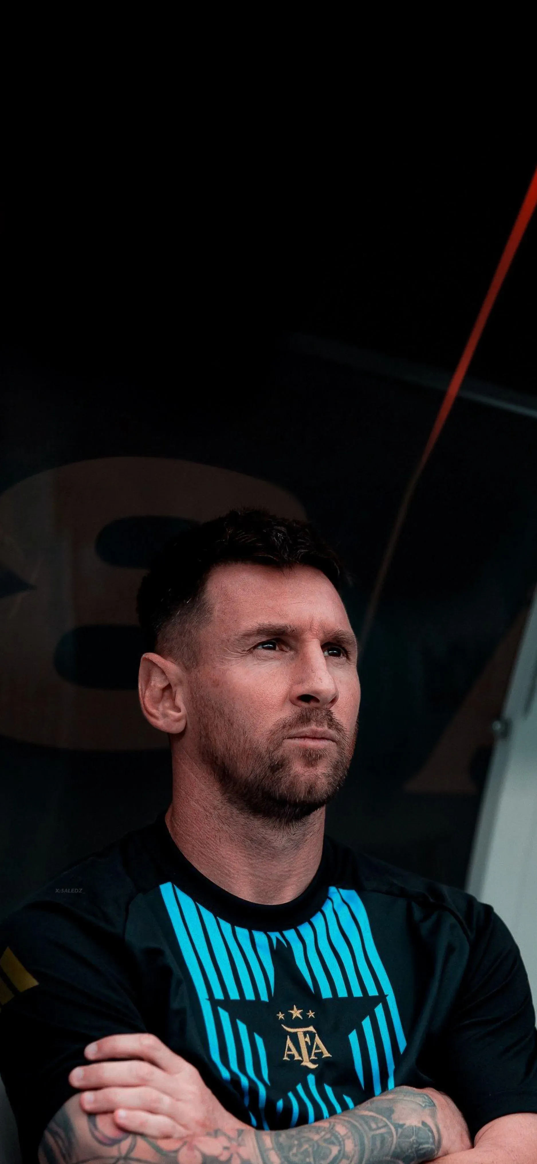 Messi Holding Hands And Watching Match Serious HD Picture