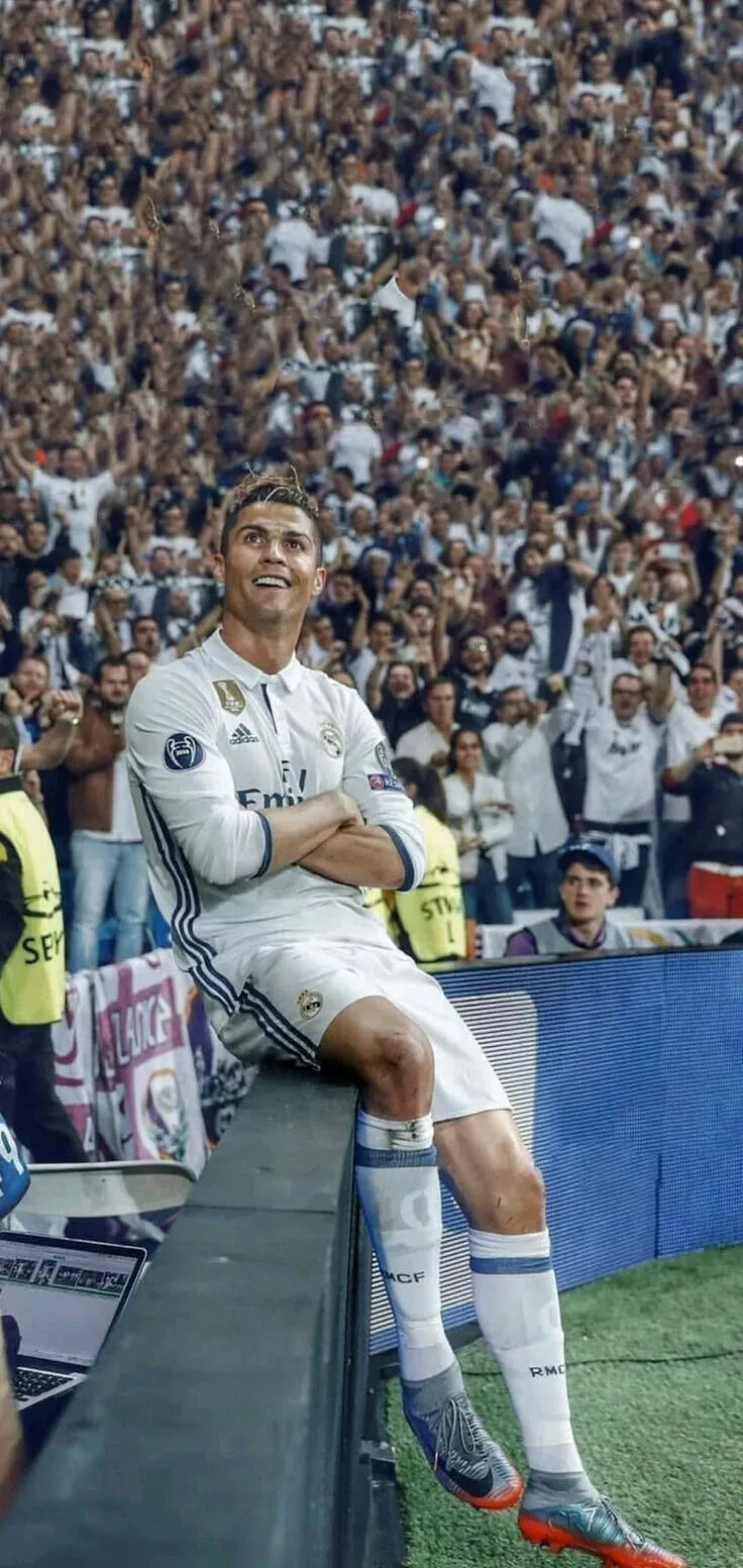 Ronaldo Wallpapers Celebrating With Bench