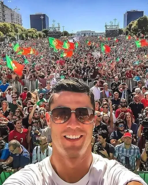 Ronaldo Wallpapers Crowd Selfie Moments