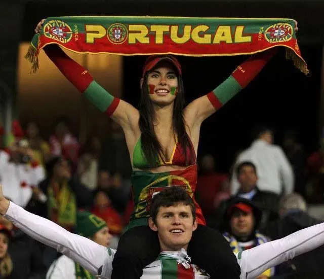 Ronaldo Wallpapers Fans Holding Scarves