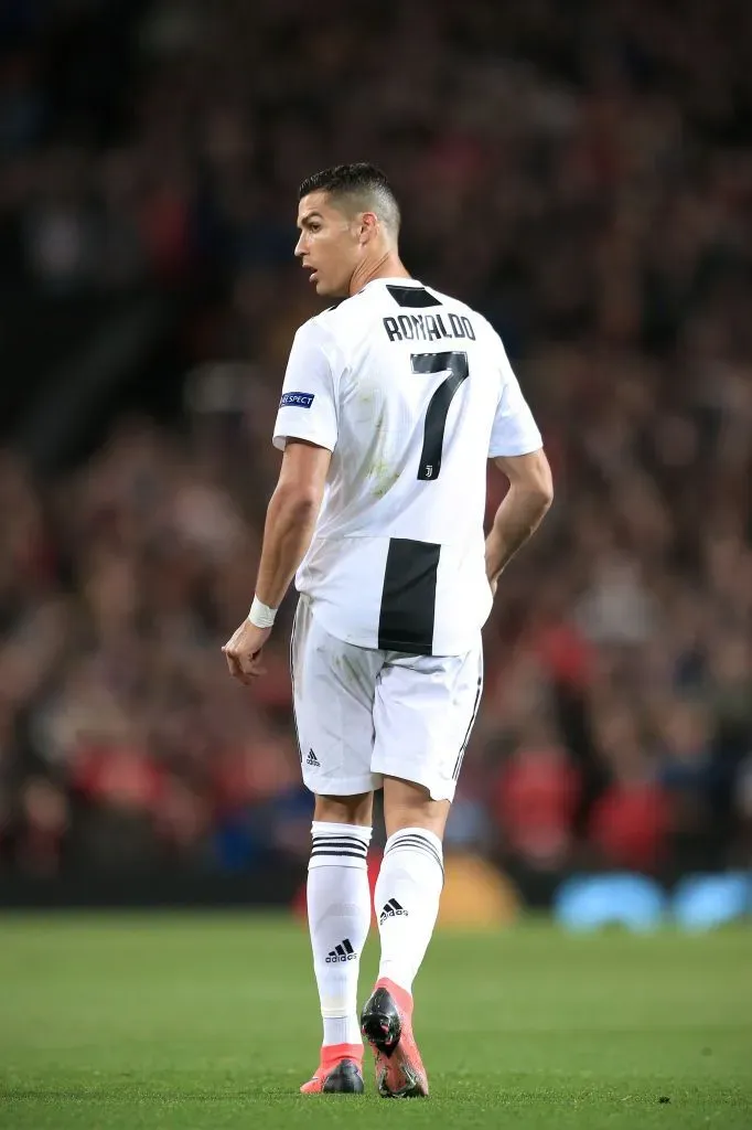 Ronaldo Wallpapers Iconic Look Back