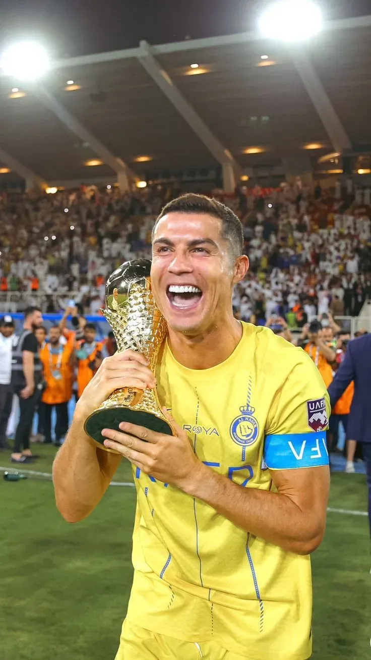 Ronaldo Wallpapers Laughing With Fans